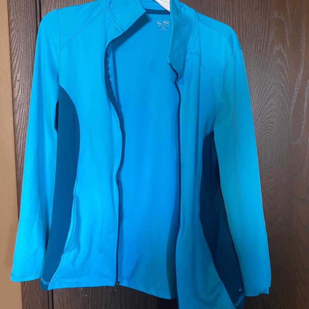 This blue zip up jacket!